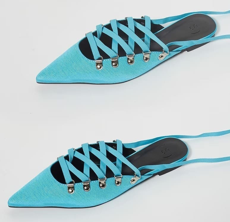 El zapato plano con cordones de color azul de Sfera en El Corte Inglés