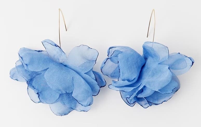 Los pendientes largos con forma de flor azules de Sfera en El Corte Inglés