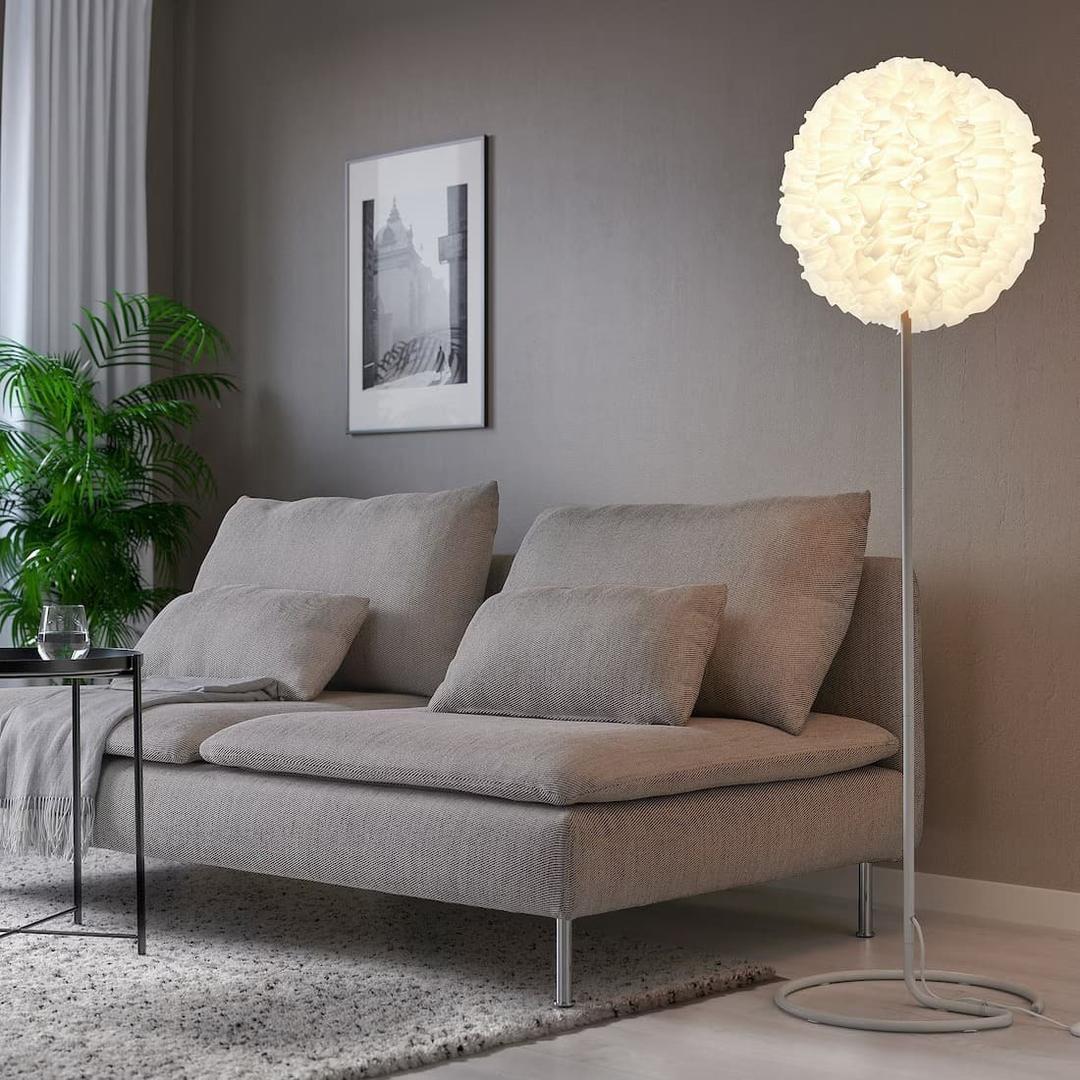 La nueva lámpara de pie blanca VINDKAST que parece una nube de Ikea