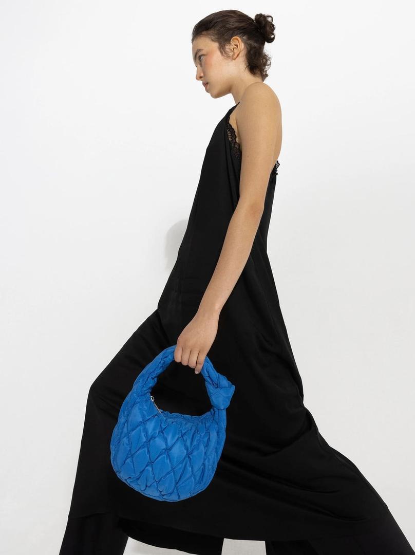 El nuevo bolso de hombro de nylon acolchado de tamaño M de Parfois