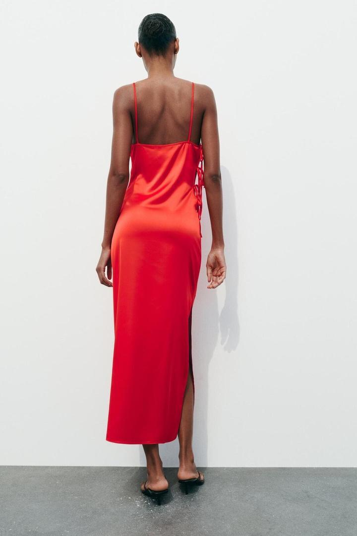 El vestido satinado con lazos de color rojo de Zara