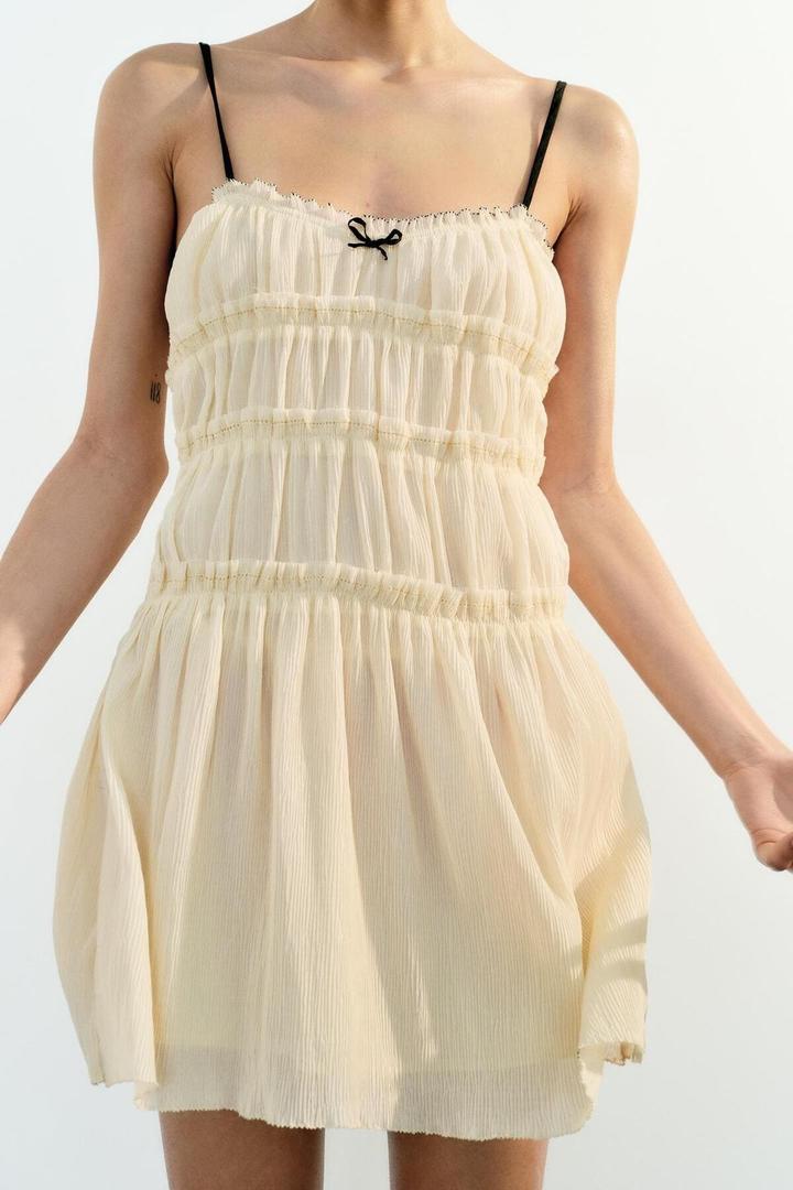 El nuevo vestido de estructura con lacitos de Zara