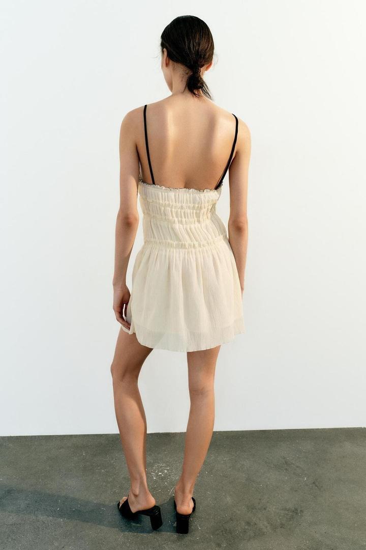 El nuevo vestido de estructura con lacitos de Zara