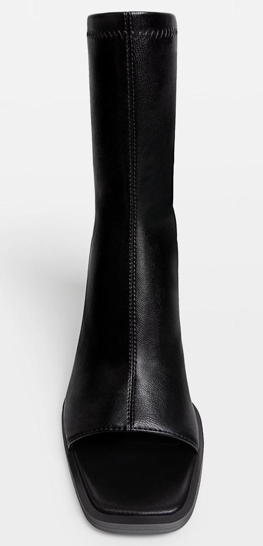 Los botines de tacón con detalle de puntera abierta de Stradivarius