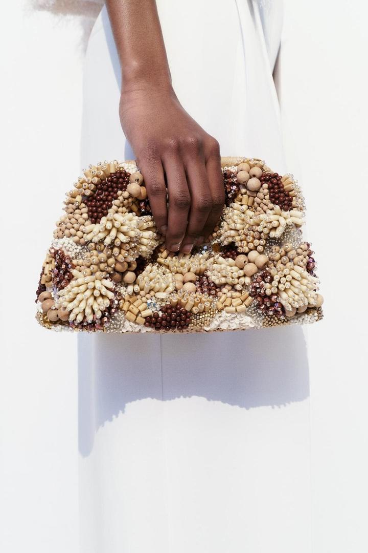El nuevo bolso con abalorios de Zara