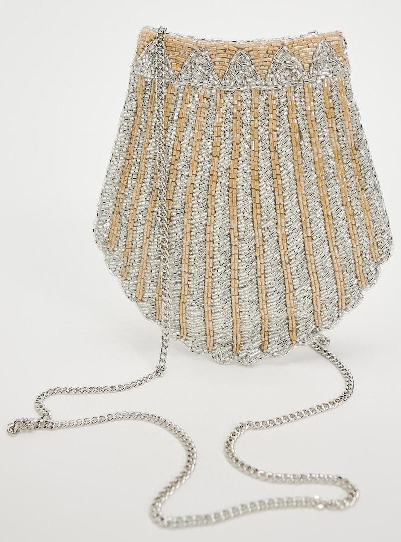 El nuevo bolso con abalorios y forma de concha de Zara