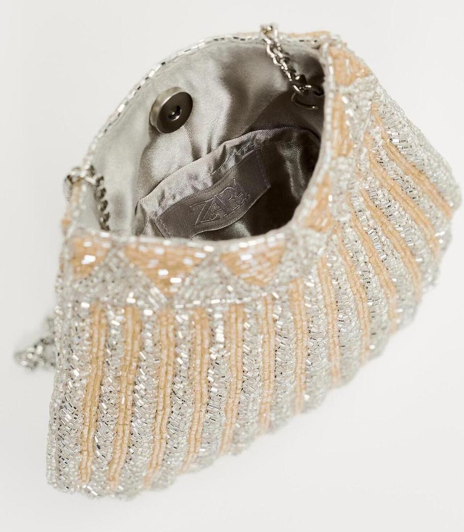 El nuevo bolso con abalorios y forma de concha de Zara