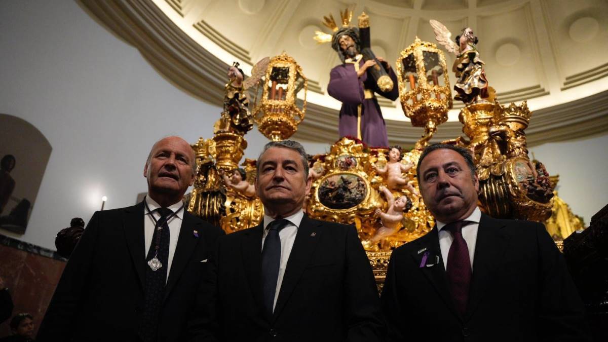 Antonio Sanz durante su visita al Gran Poder de Sevilla