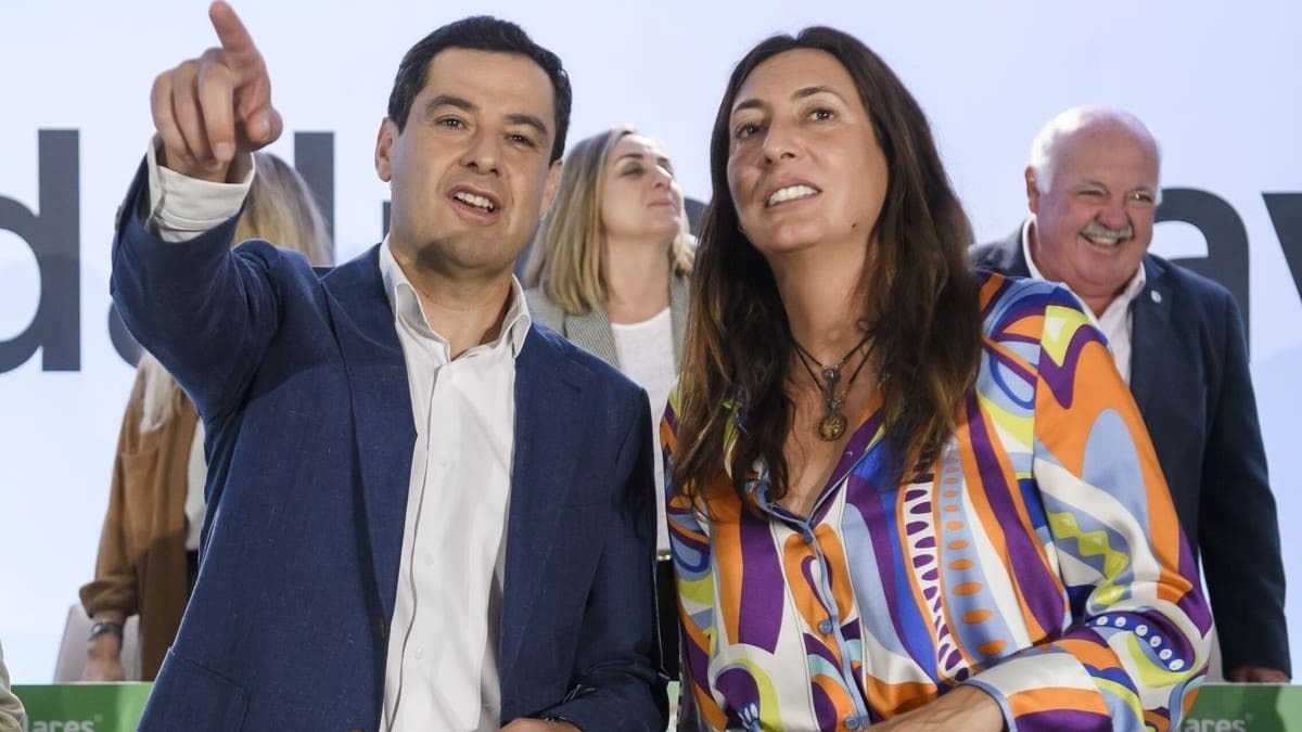 Juanma Moreno, junto a la Consejera de Inclusión Loles López