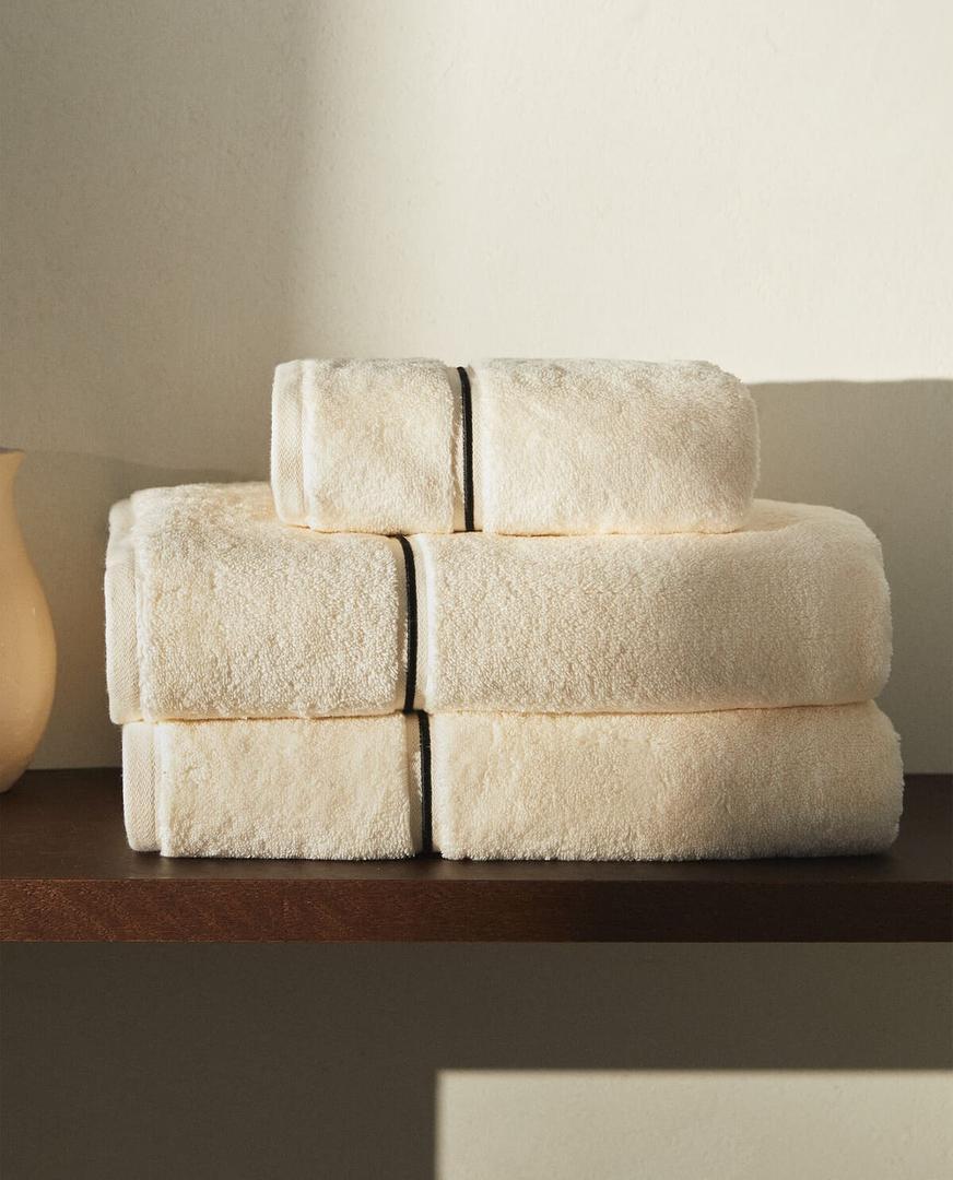 Toalla con festón bordado a color