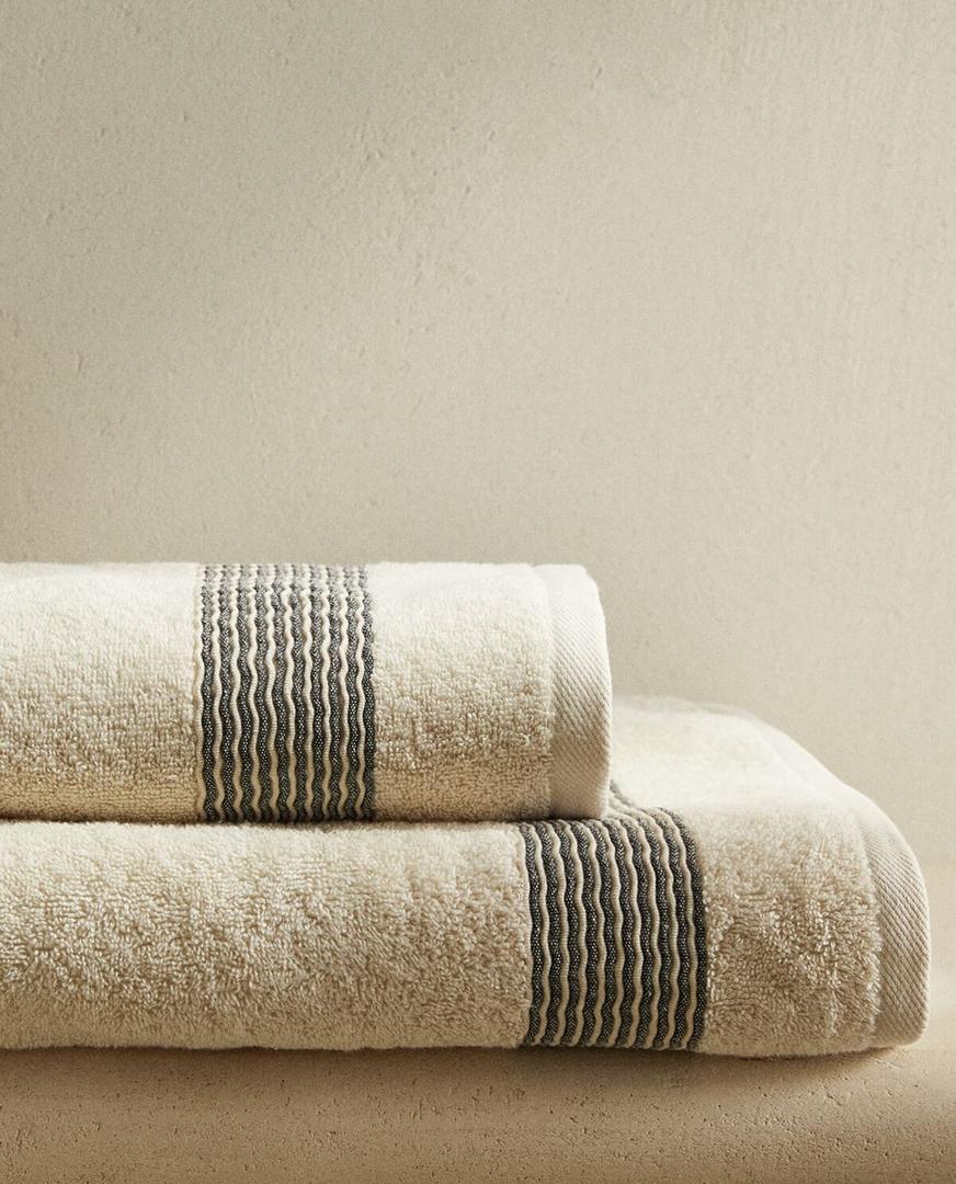 Toalla de algodón con cenefa decorativa