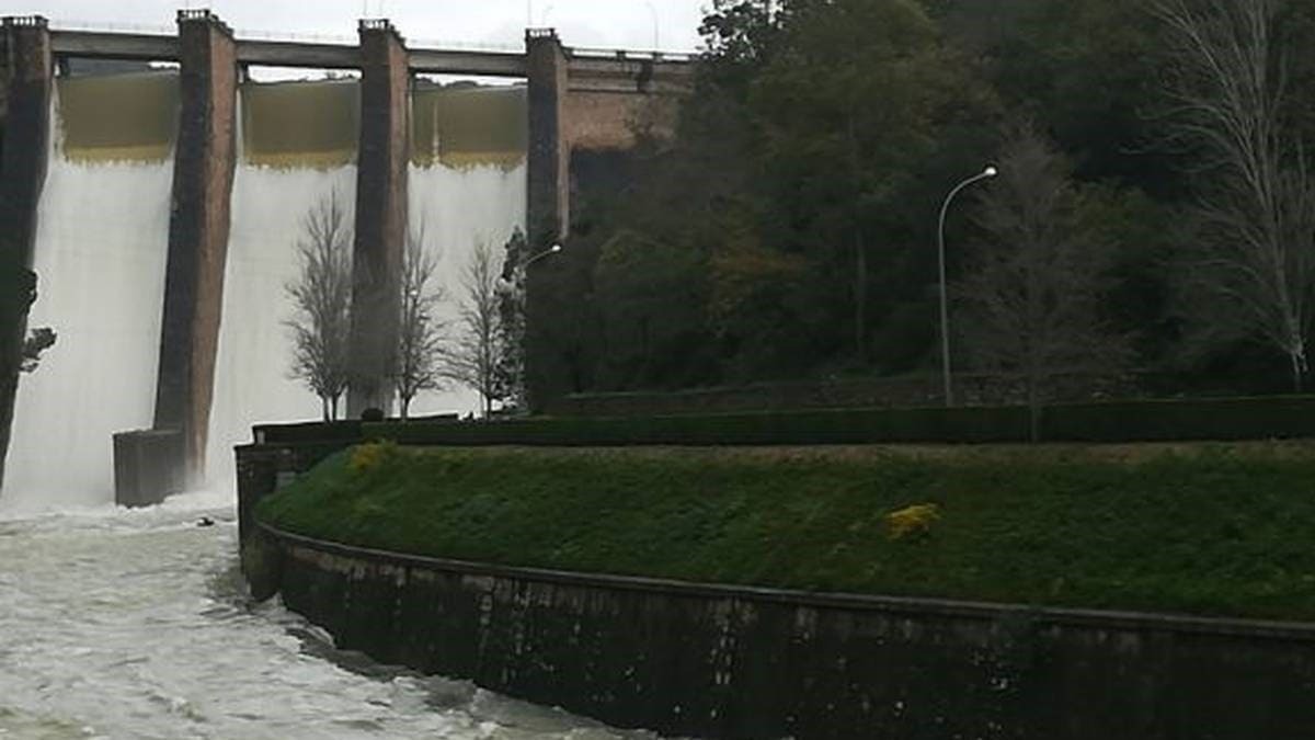 Desembalse de agua en el pantano de Los Hurones