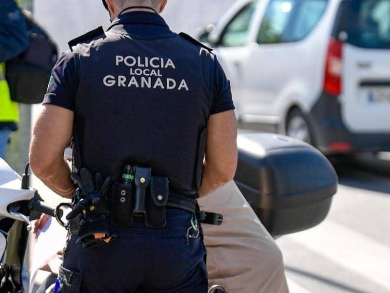 Un policía local en Granada