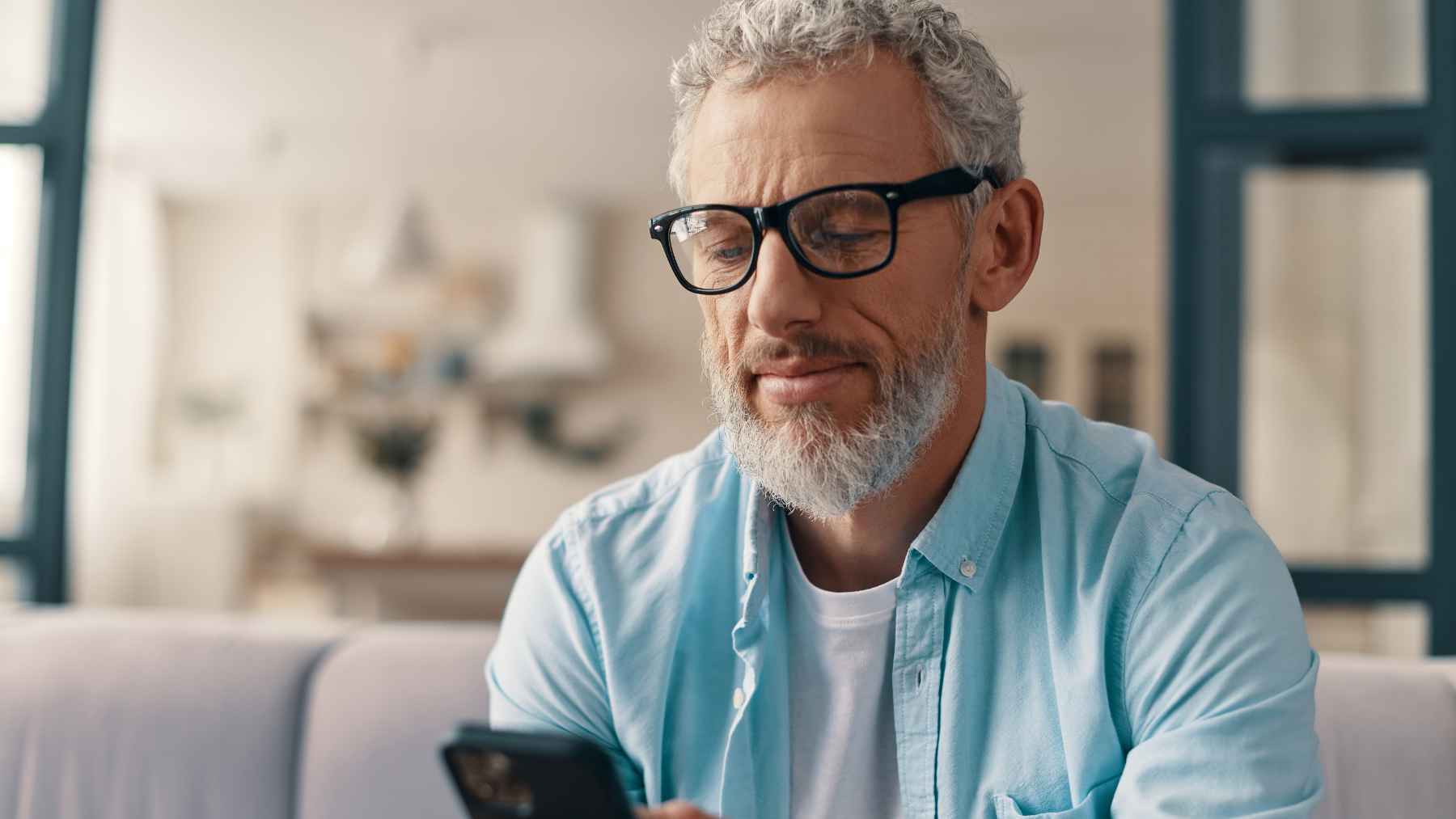 Un pensionista comprueba su certificado de IRPF de la Seguridad Social