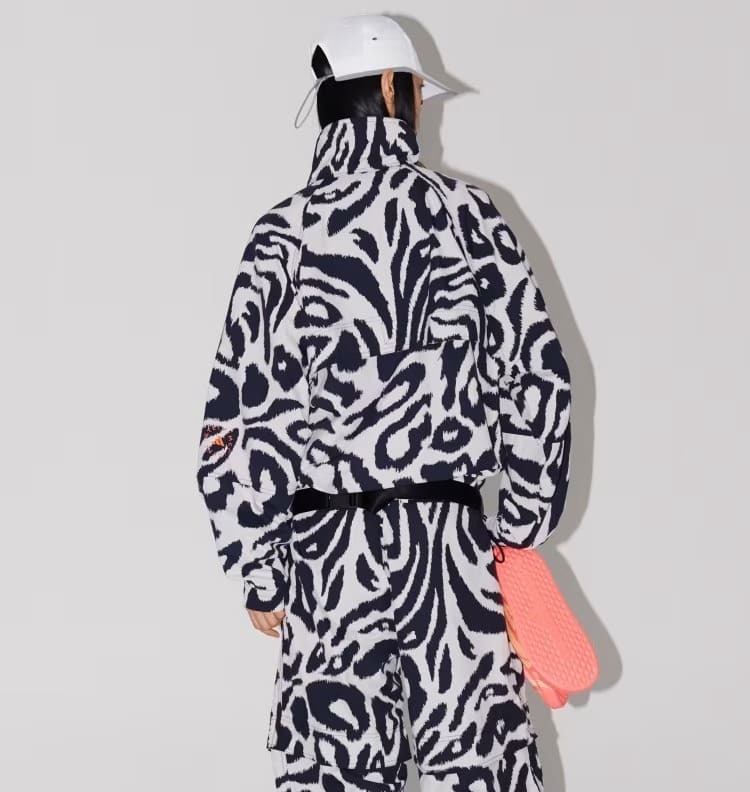 La nueva chaqueta by Stella McCartney Woven Printed de Adidas