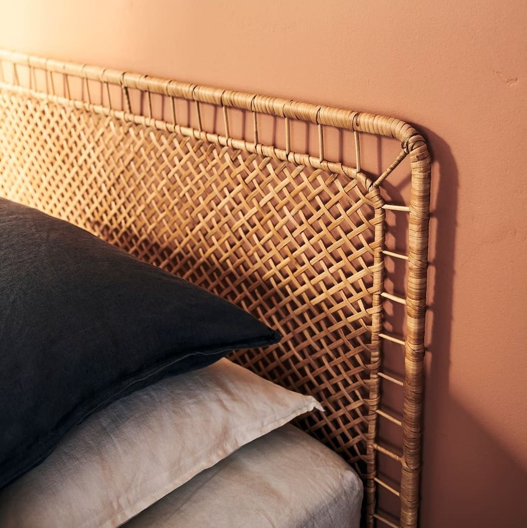 El cabecero de ratán hecho a mano TOLKNING de Ikea