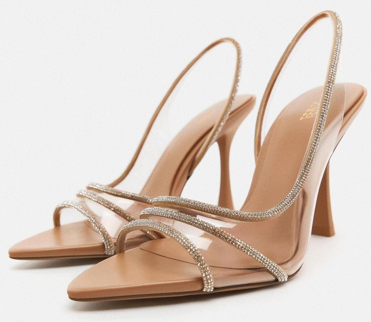 Las sandalias con tacón alto y vinilo con brillos de Zara