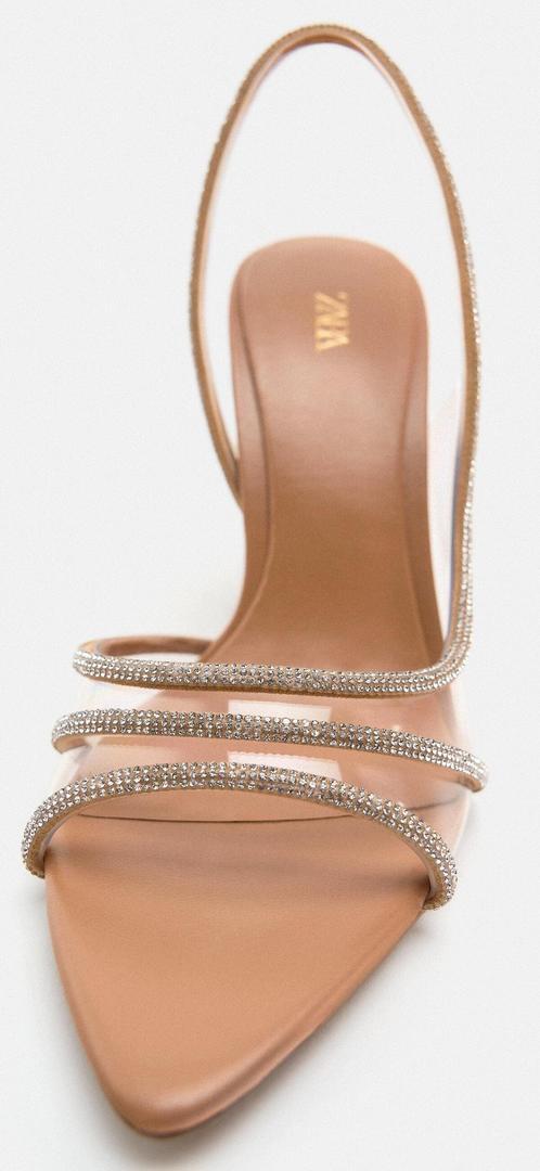Las sandalias con tacón alto y vinilo con brillos de Zara