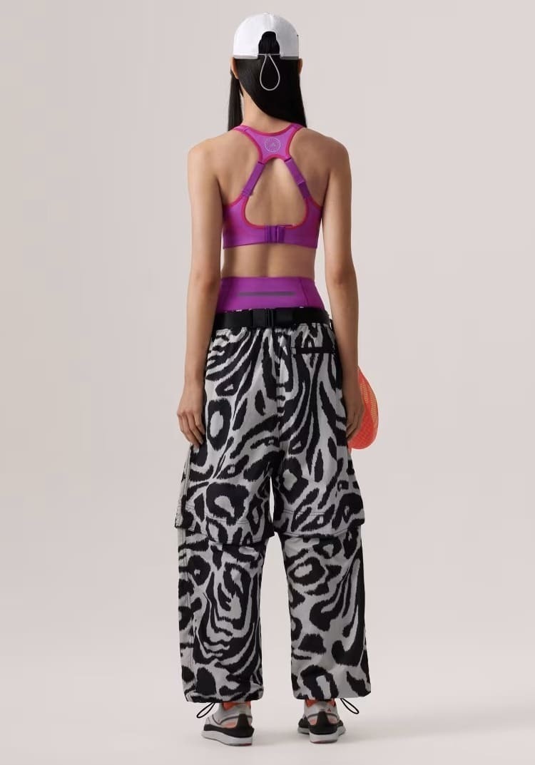 El nuevo pantalón by Stella McCartney Woven Printed Track de Adidas