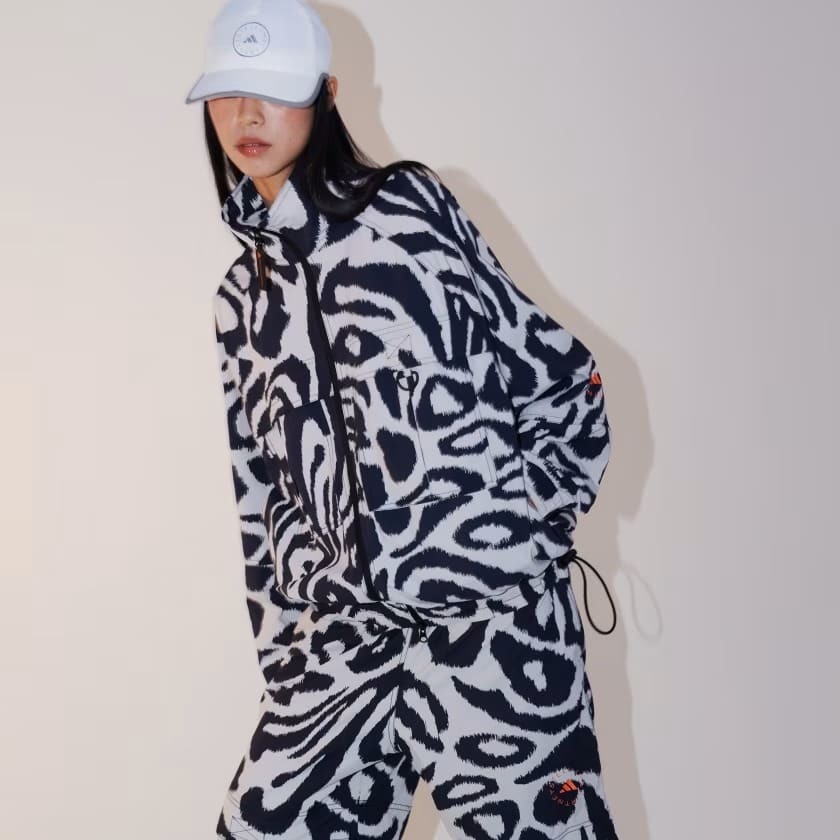 La nueva chaqueta by Stella McCartney Woven Printed de Adidas