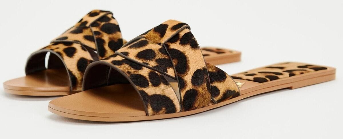 Las sandalias planas de piel con estampado animal de Zara