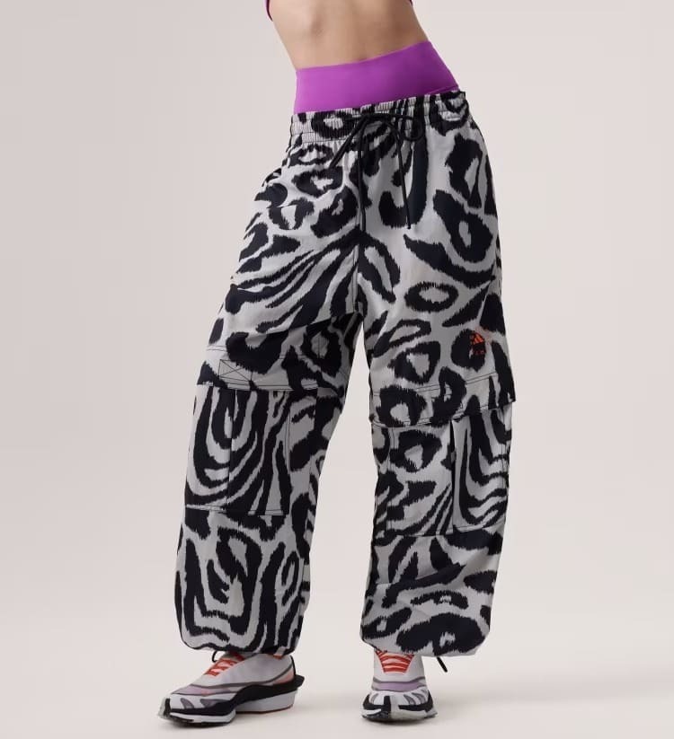 El nuevo pantalón by Stella McCartney Woven Printed Track de Adidas