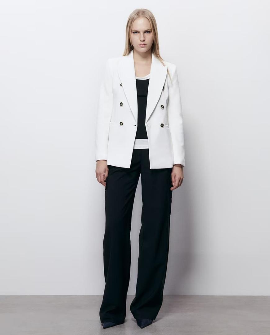 La chaqueta piqué blanca de Sfera en El Corte Inglés