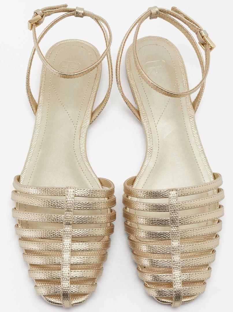 Sandalias cangrejeras doradas de Parfois