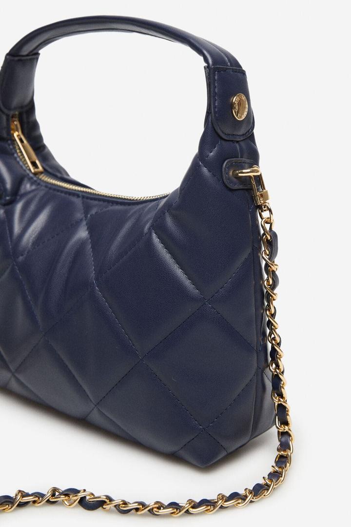 El bolso tipo hobo acolchado de color azul marino de Cortefiel