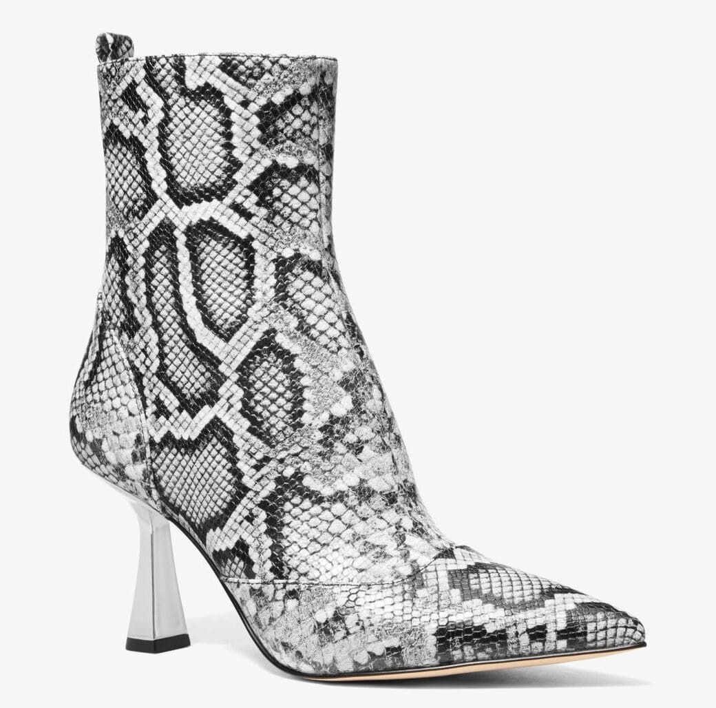Las botas Clara de piel con motivo de serpiente en relieve de Michael Kors