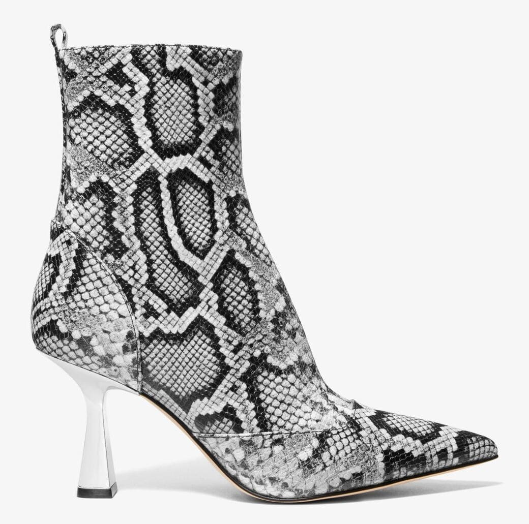Las botas Clara de piel con motivo de serpiente en relieve de Michael Kors