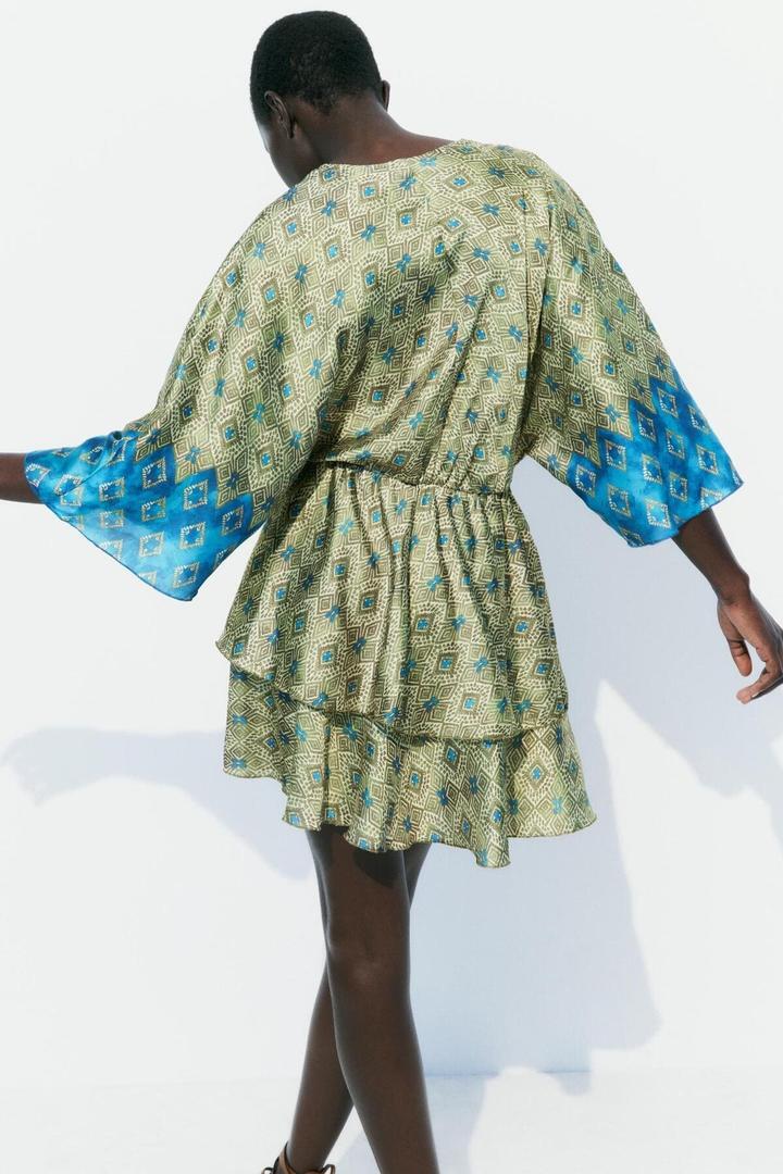 El nuevo vestido satinado estampado de Zara