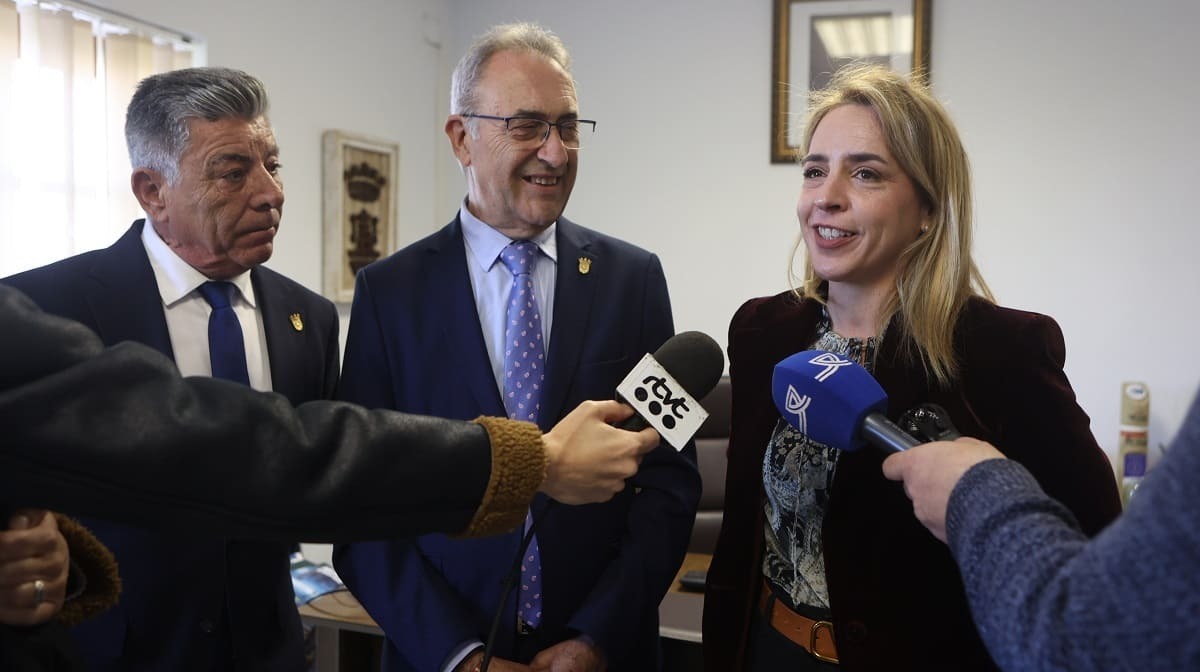 La presidenta de la Diputación atiende a los medios
