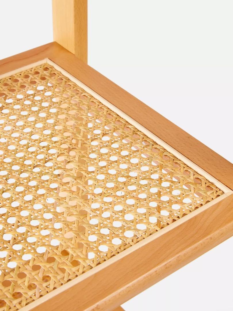 La estantería alta de ratán de madera natural de Primark