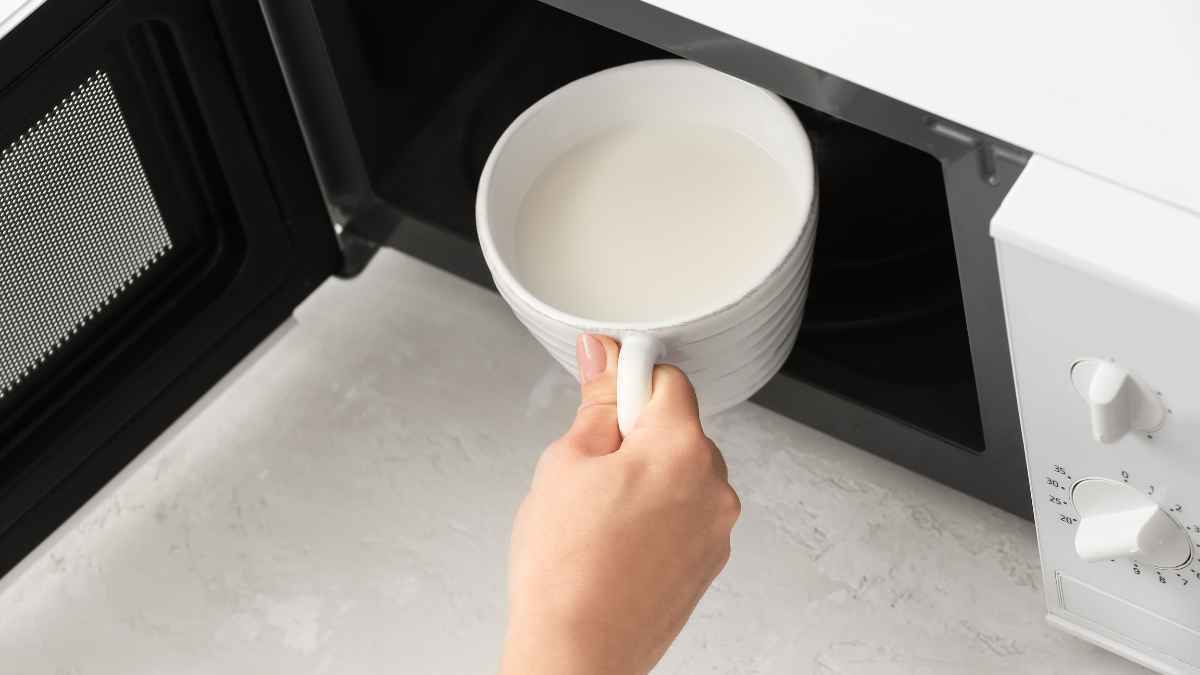 Taza de leche es introducida en el Microondas