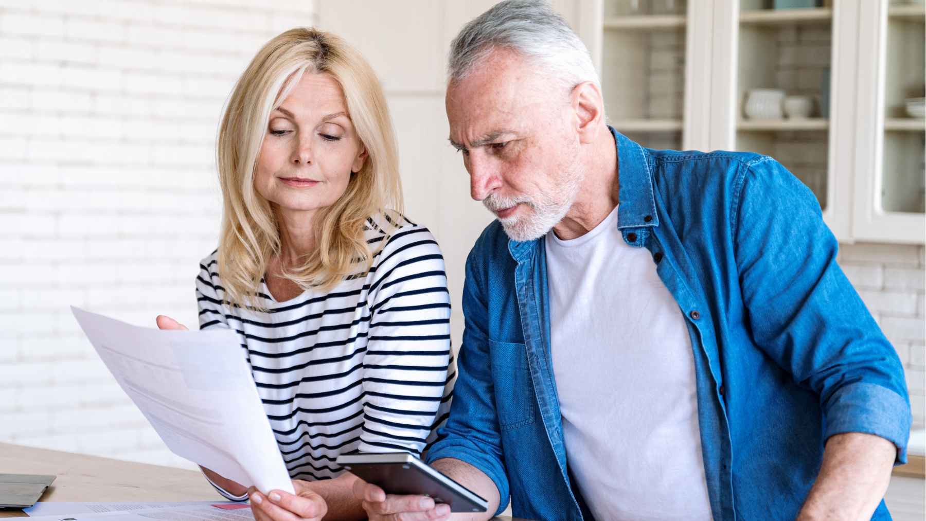 Una pareja de pensionistas comprueba el estado de su pensión en la Seguridad Social