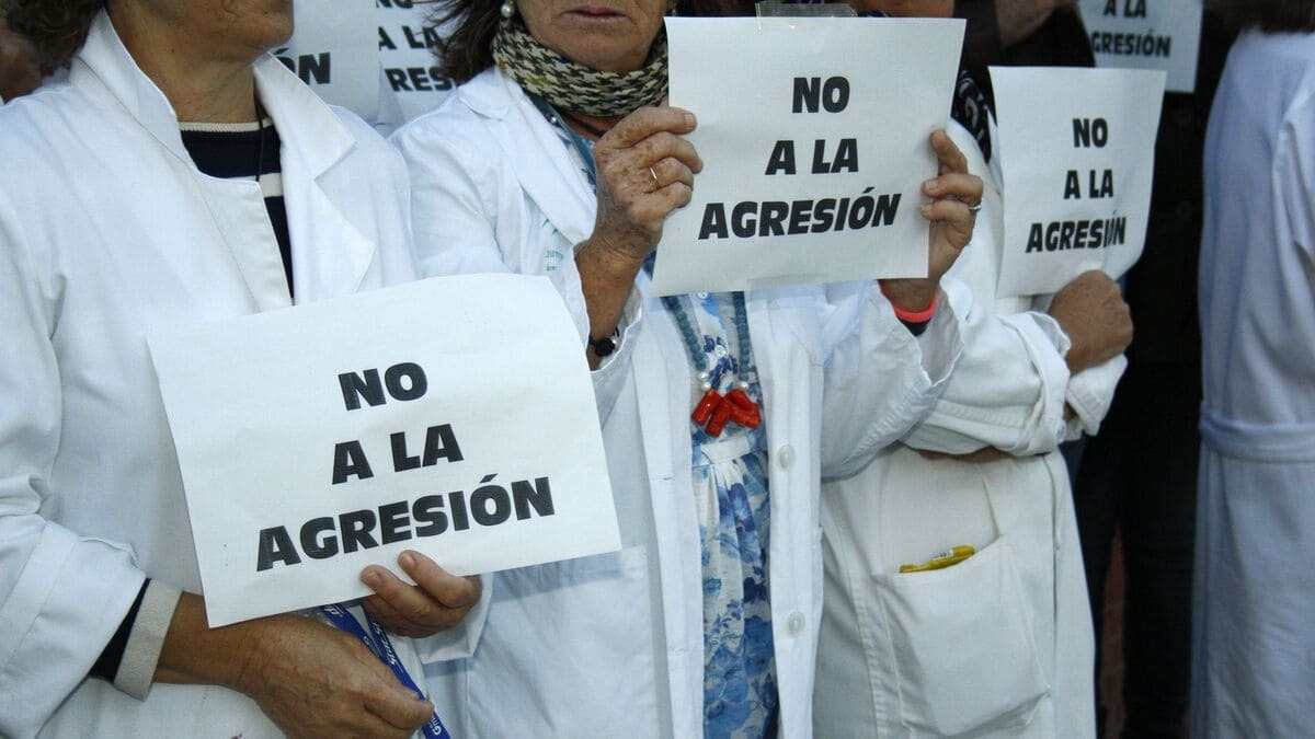 Personas se manifiestan contra las agresiones a sanitarios