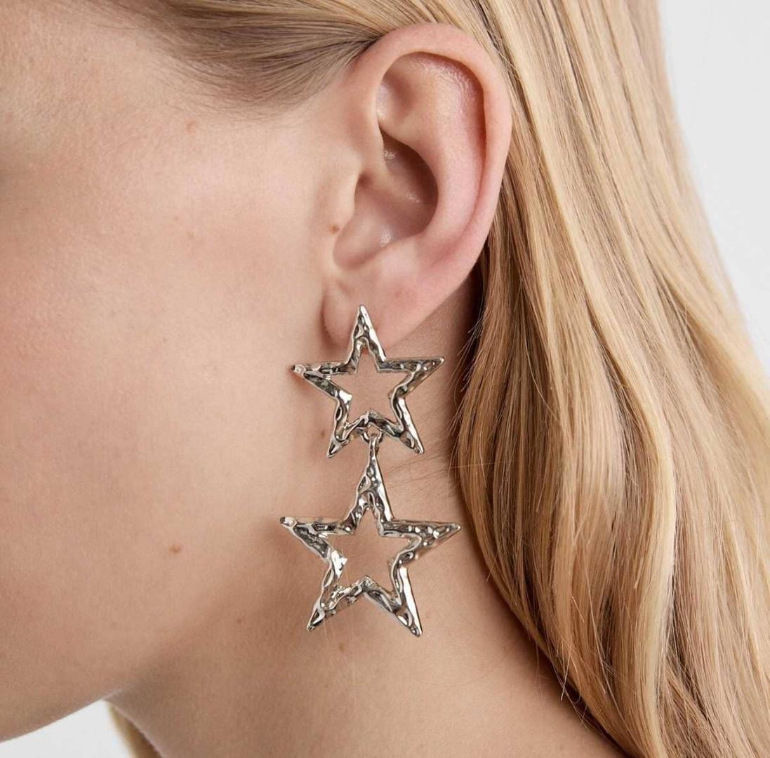 Ppendiente doble estrella textura de Stradivarius