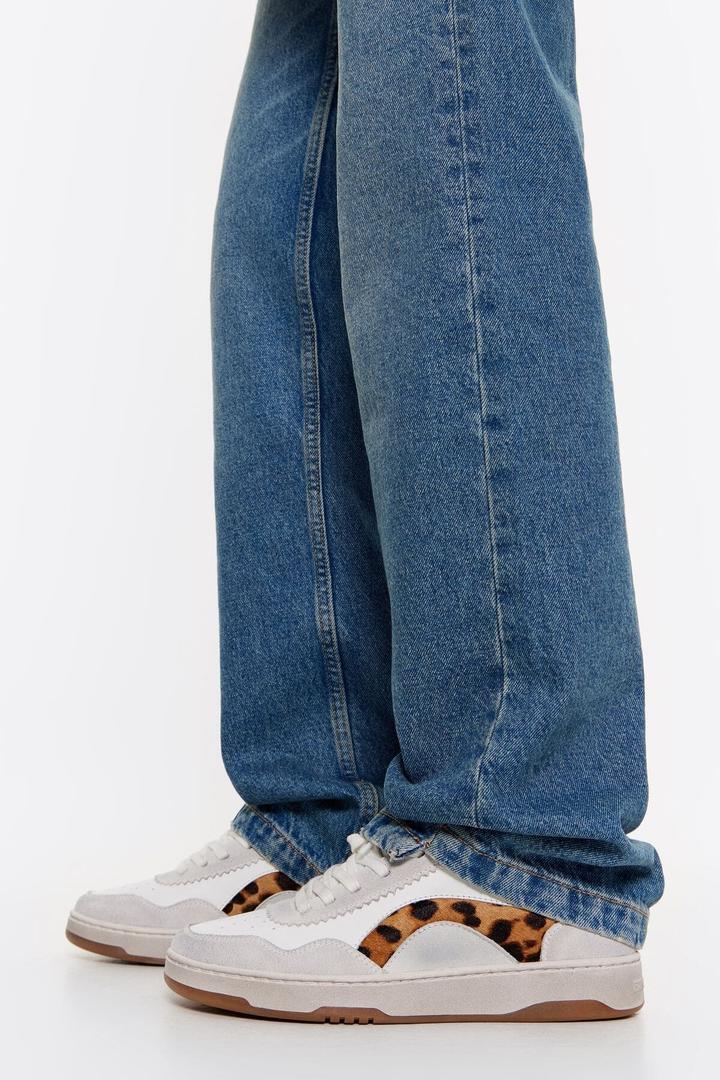 Las zapatillas deportivas cupsole de piel Print Leopardo blancas de Bimba y Lola