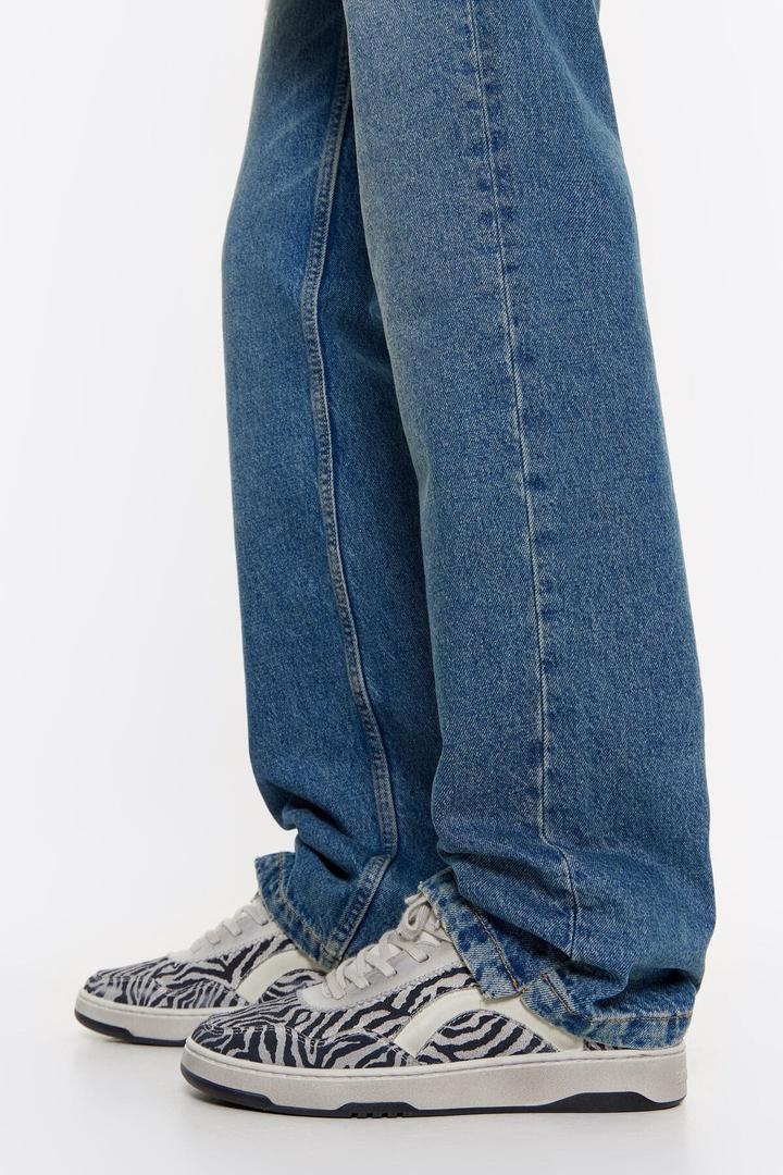 Las zapatillas deportivas cupsole de piel Print Tigre grises de Bimba y Lola