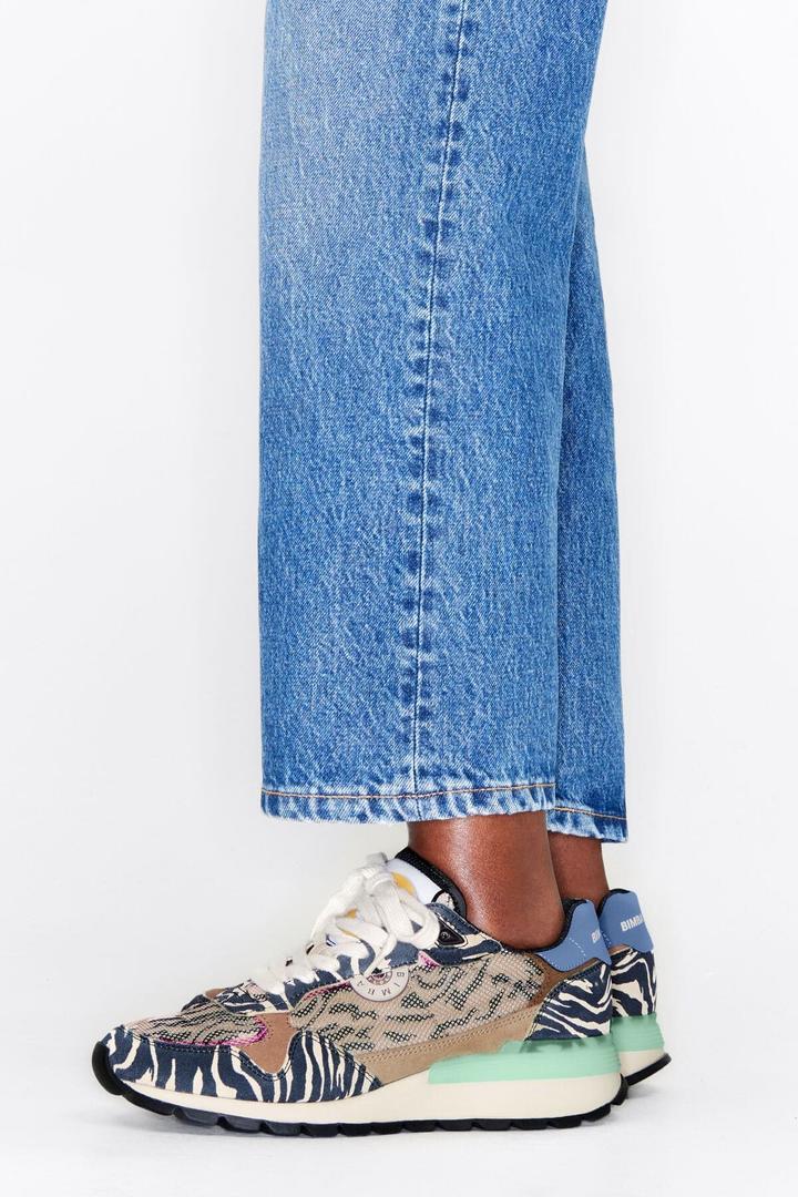 Las zapatillas deportivas jogger Chimo Print Tiger beige de Bimba y Lola