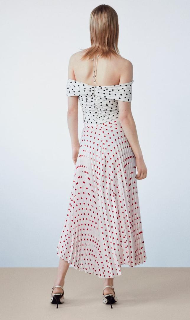 El top con lunares y flor en el centro de Sfera