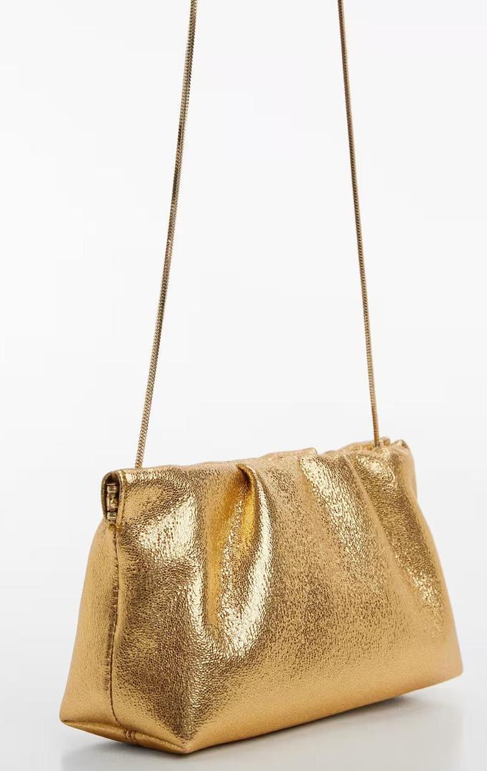 El nuevo bolso con cadena acolchado y con efecto metalizado dorado de Mango