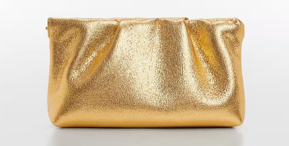 El nuevo bolso con cadena acolchado y con efecto metalizado dorado de Mango