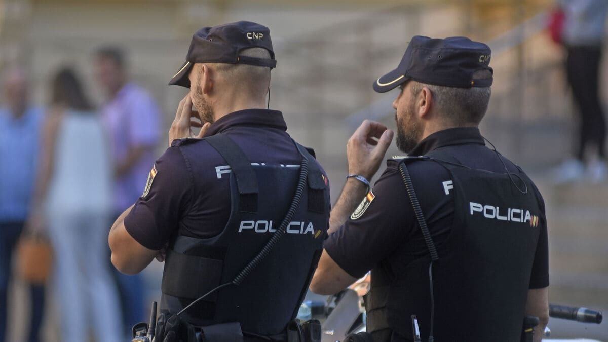 Policías nacionales patrullan por Córdoba
