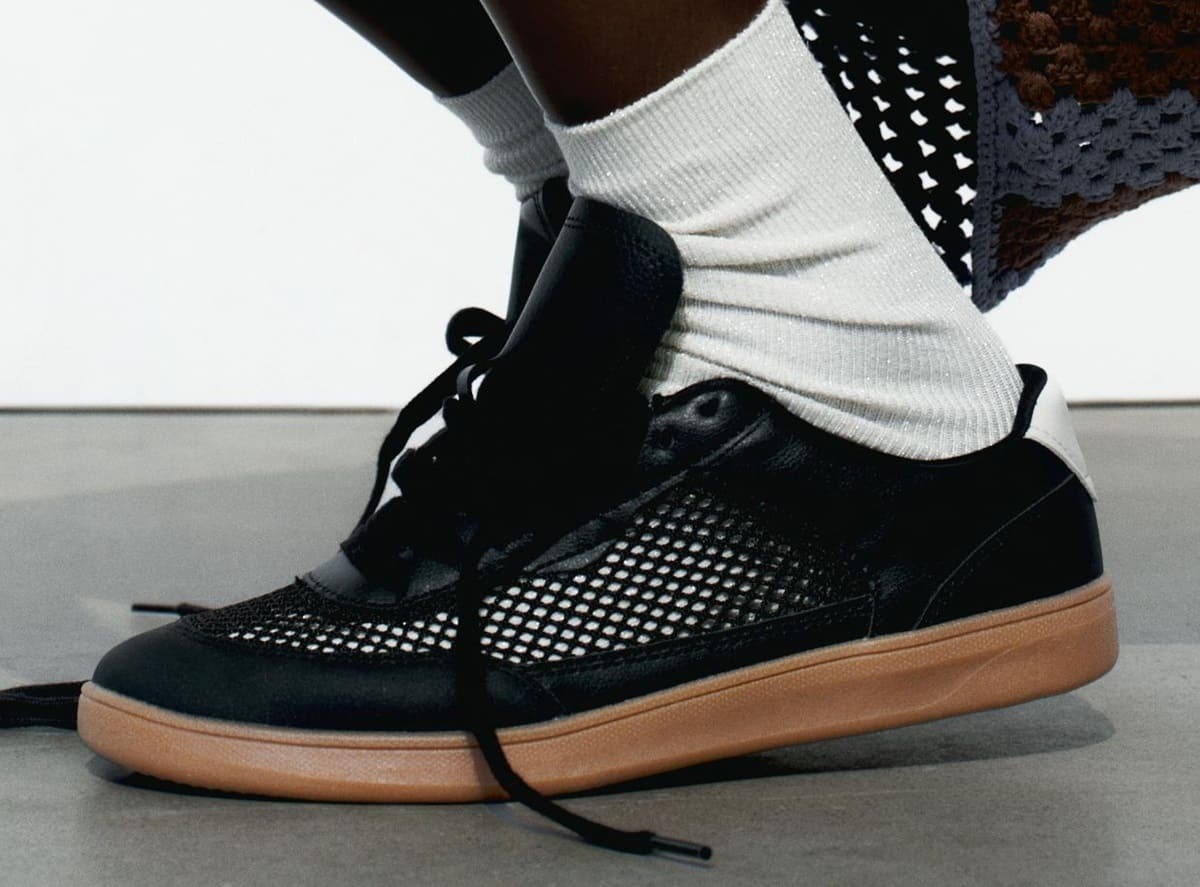 Las zapatillas deportivas planas con suela marrón de Zara