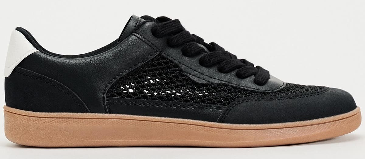 Las zapatillas deportivas planas con suela marrón de Zara