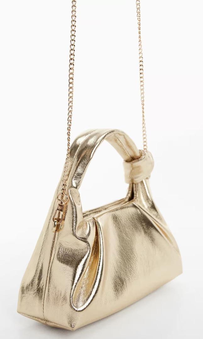 El mini bolso con cadena de color oro de Mango