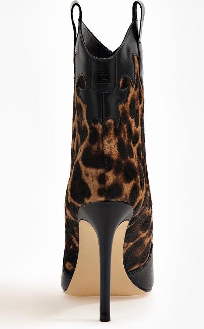 El botín breann de piel auténtica con estampado de leopardo de Guess