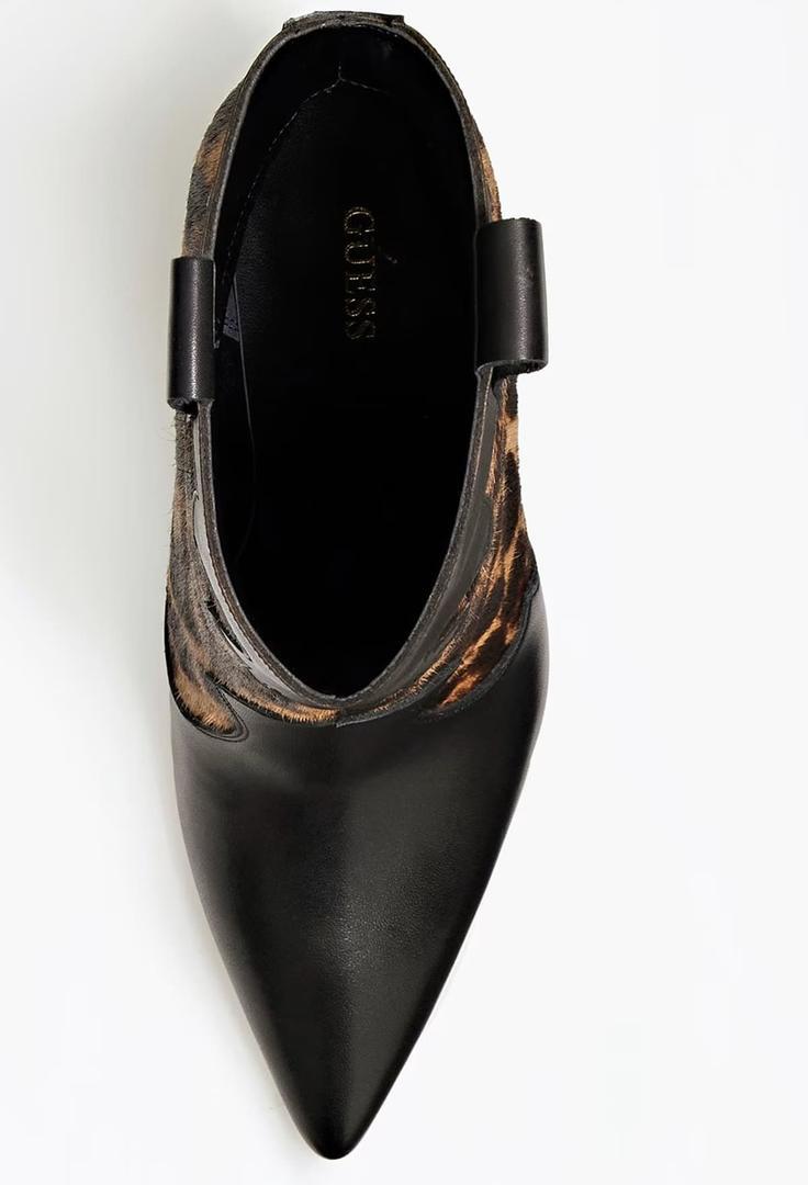 El botín breann de piel auténtica con estampado de leopardo de Guess